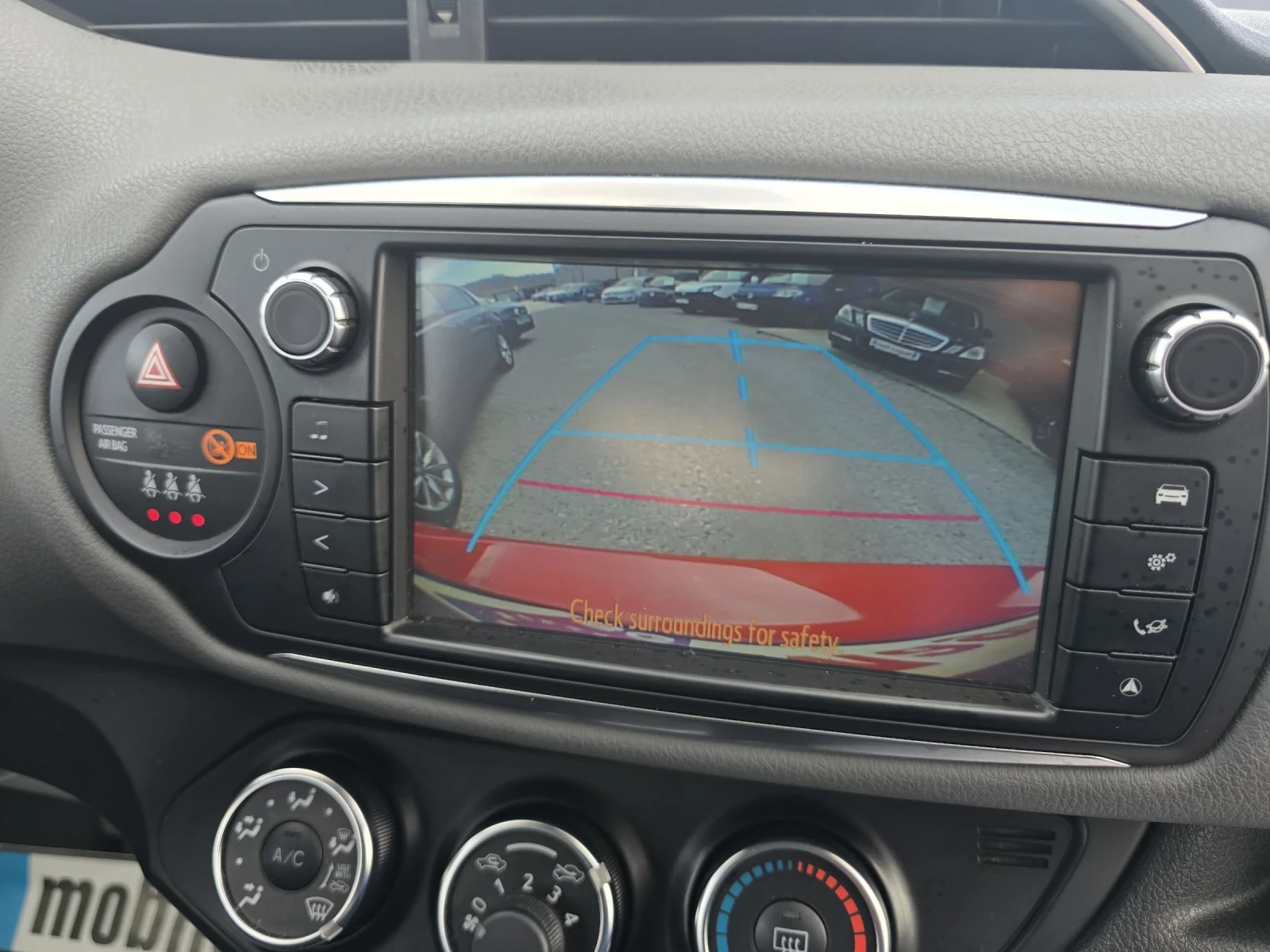 Toyota Yaris 1.0i КАМЕРА, снимка 12 - Автомобили и джипове - 53781953