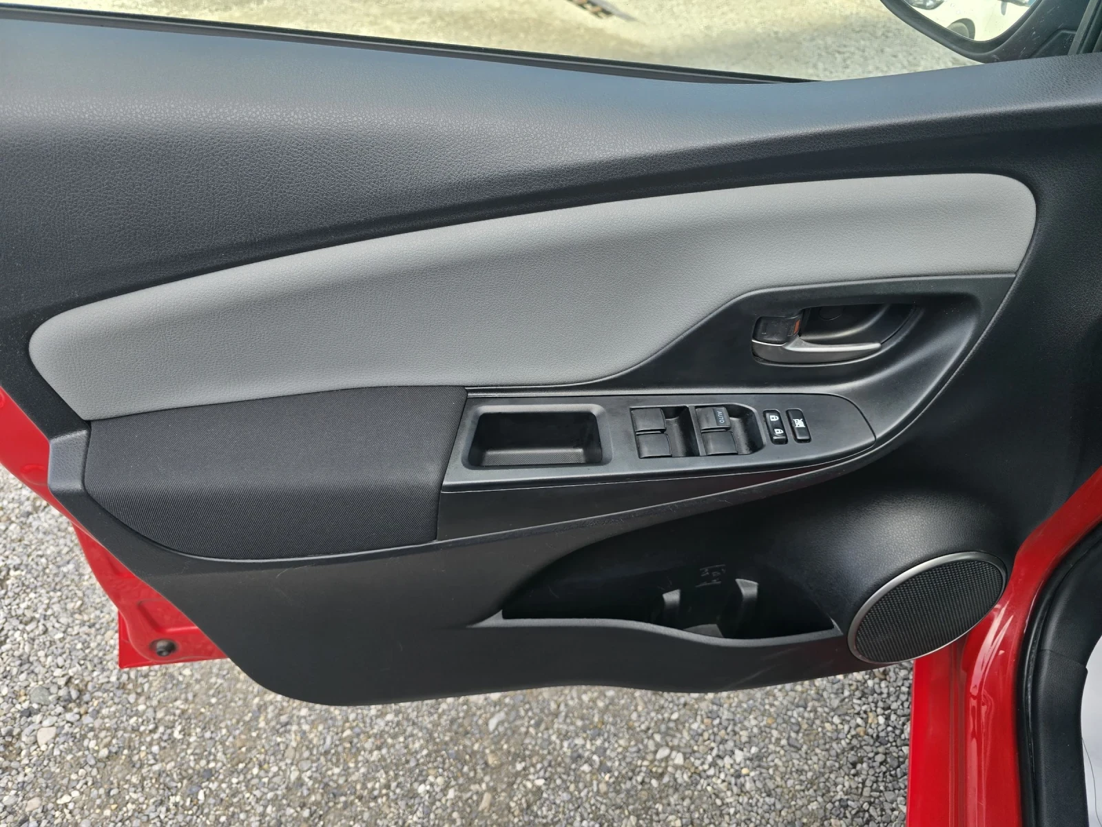 Toyota Yaris 1.0i КАМЕРА, снимка 8 - Автомобили и джипове - 53781953