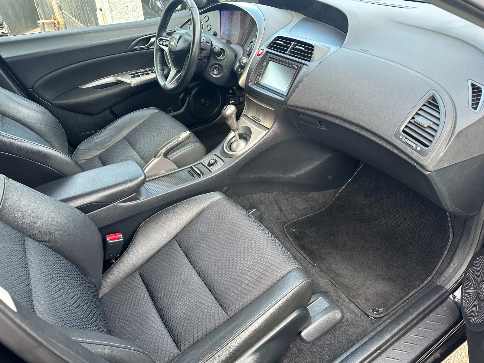 Honda Civic 1.8i-FACELIFT-138000км!!!PDC-НАВИ-КОЖА-ЕURO5-2010g, снимка 12 - Автомобили и джипове - 54140143