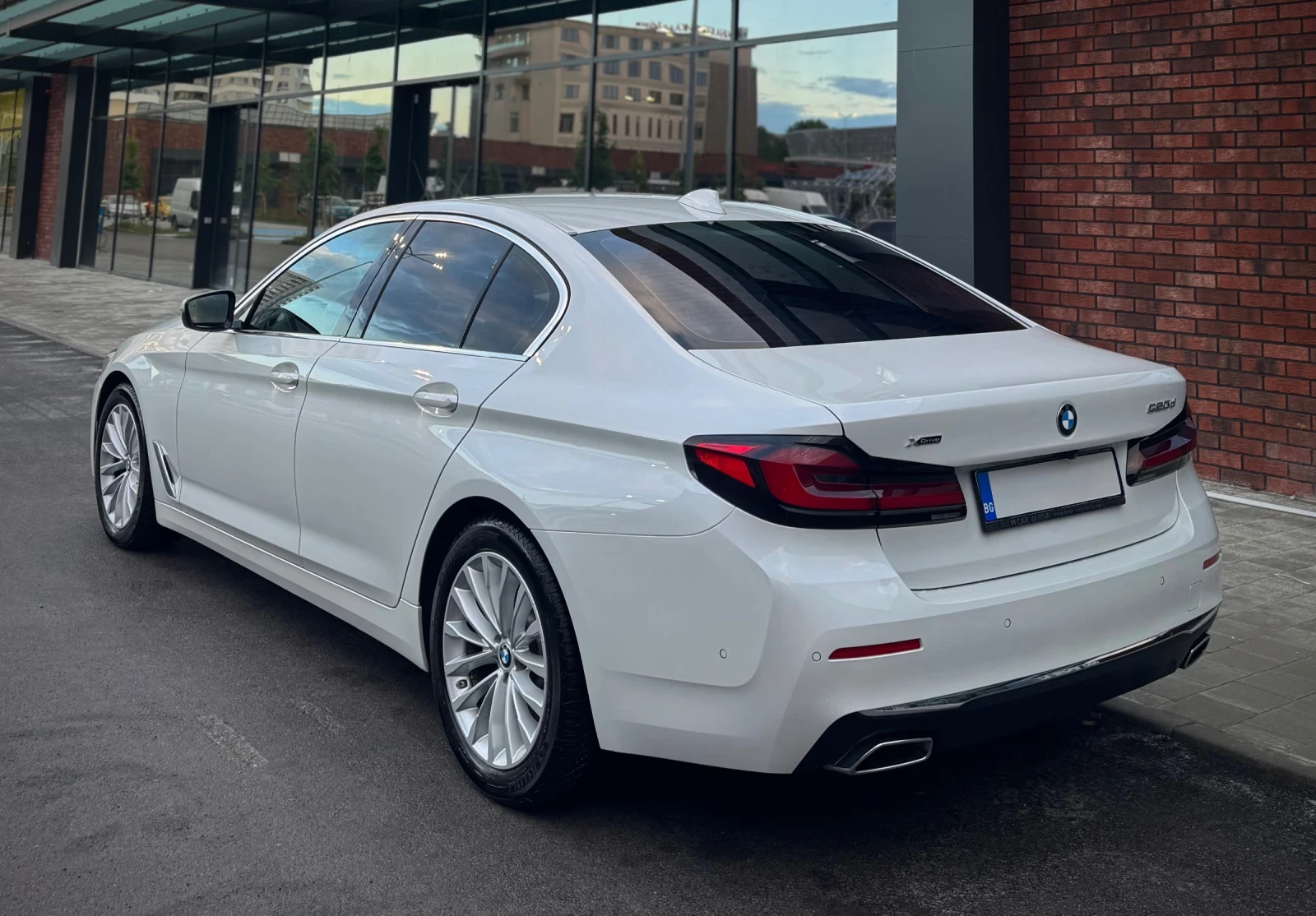 BMW 520 XDrive Luxury Line, снимка 3 - Автомобили и джипове - 55436320