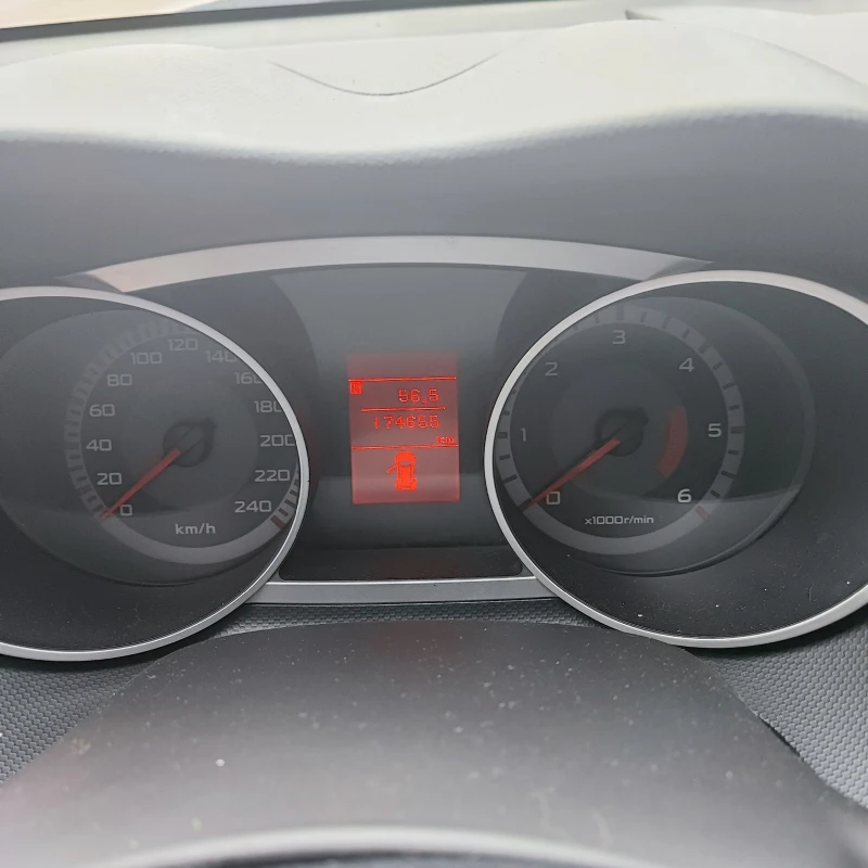 Mitsubishi Outlander 2.0DI-D, снимка 6 - Автомобили и джипове - 53286268