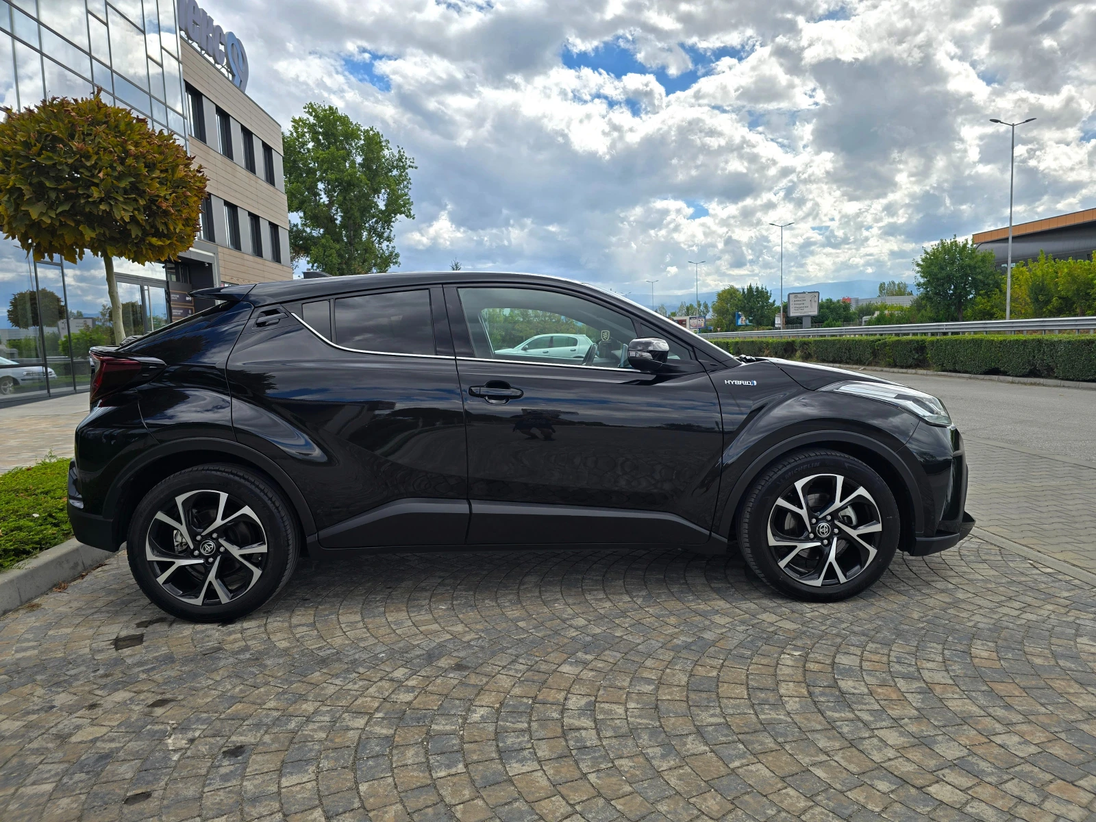 Toyota C-HR 1.8HYBRID-FACE 77 000KM!! - изображение 4