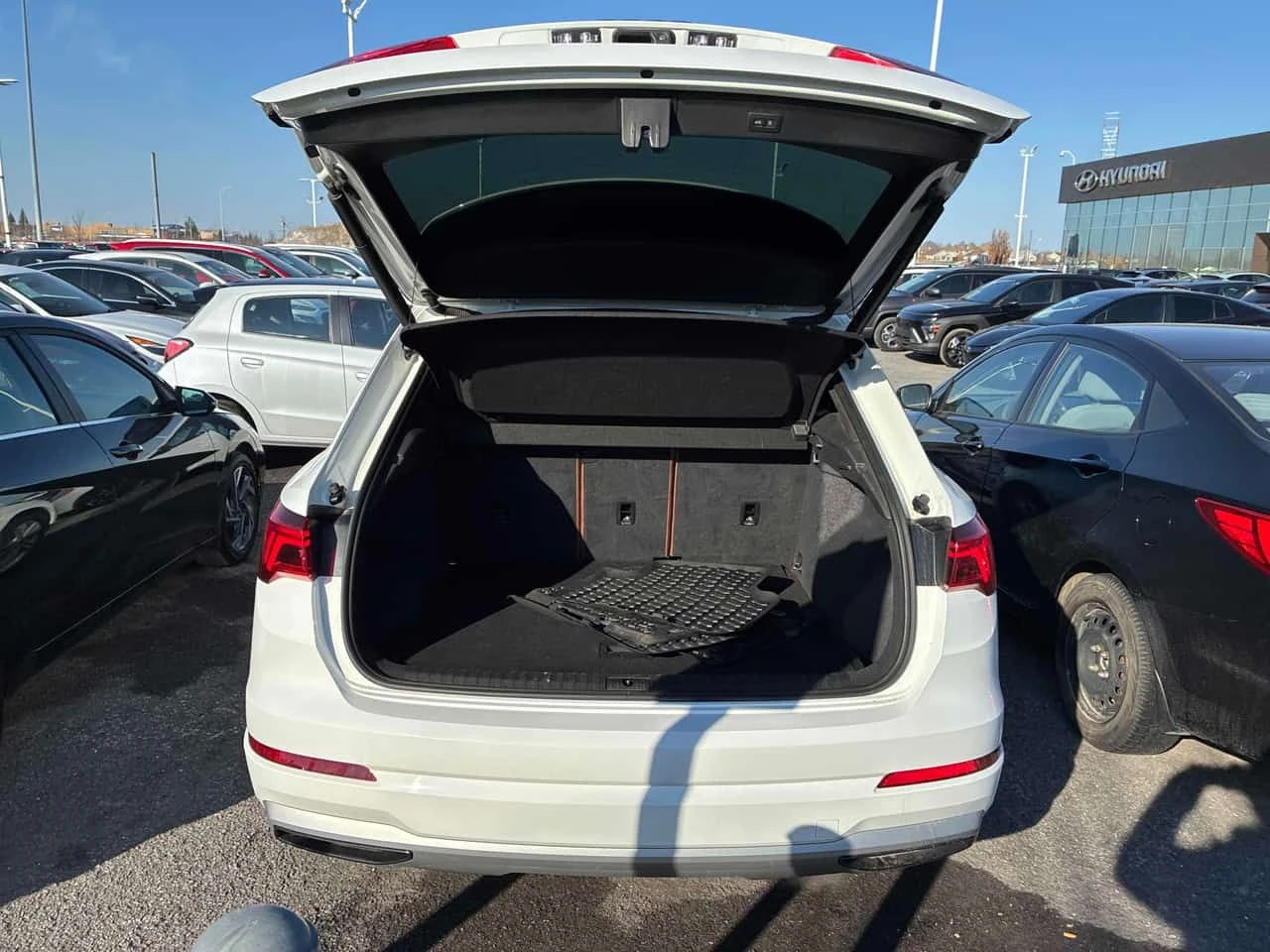 Audi Q3 Komfort 40 TFSI quattro | ПОДГРЕВИ | KEYLESS , снимка 14 - Автомобили и джипове - 53818255