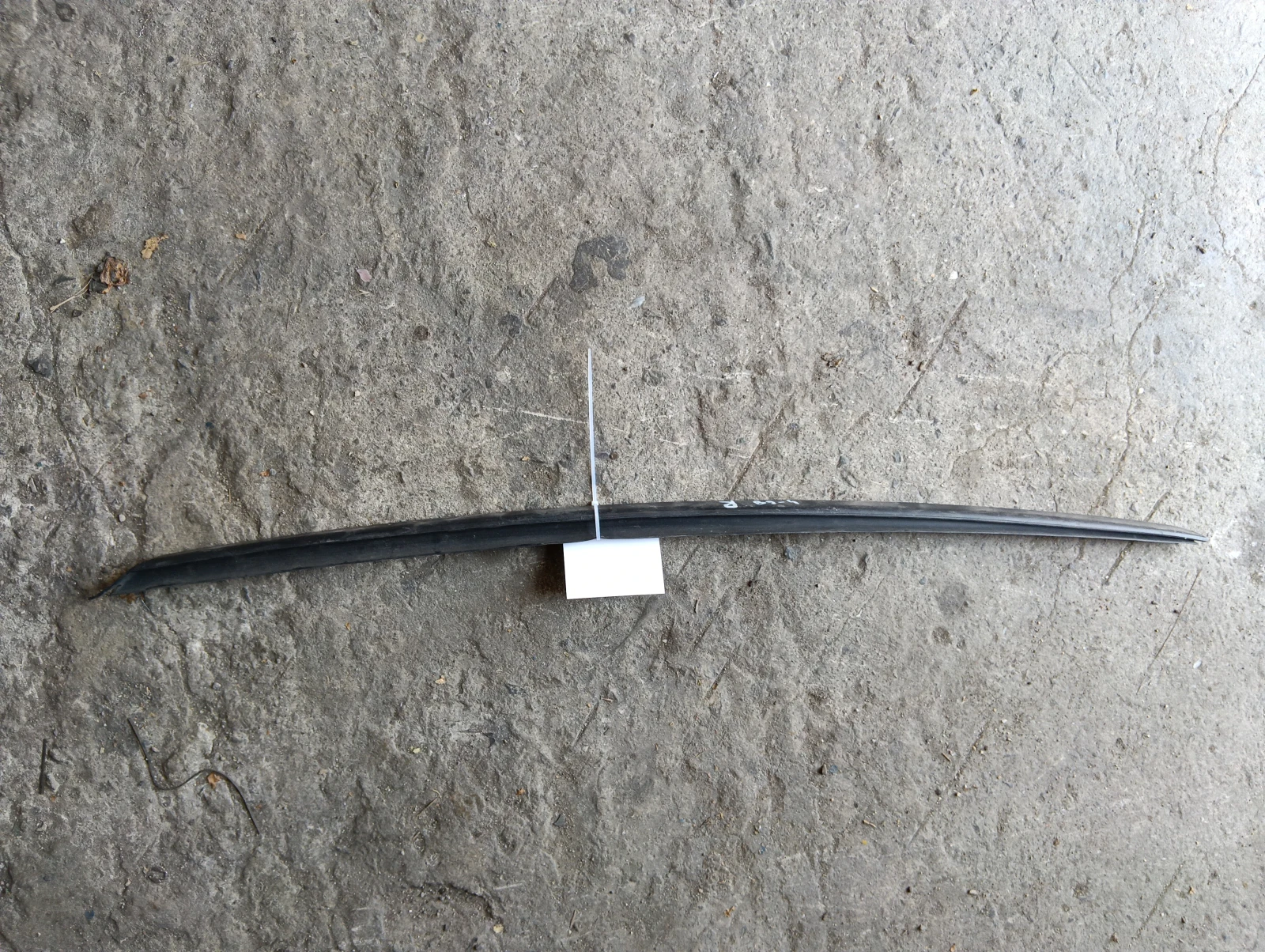 лайсна челно стъкло дясна 8W0854382C Audi A4