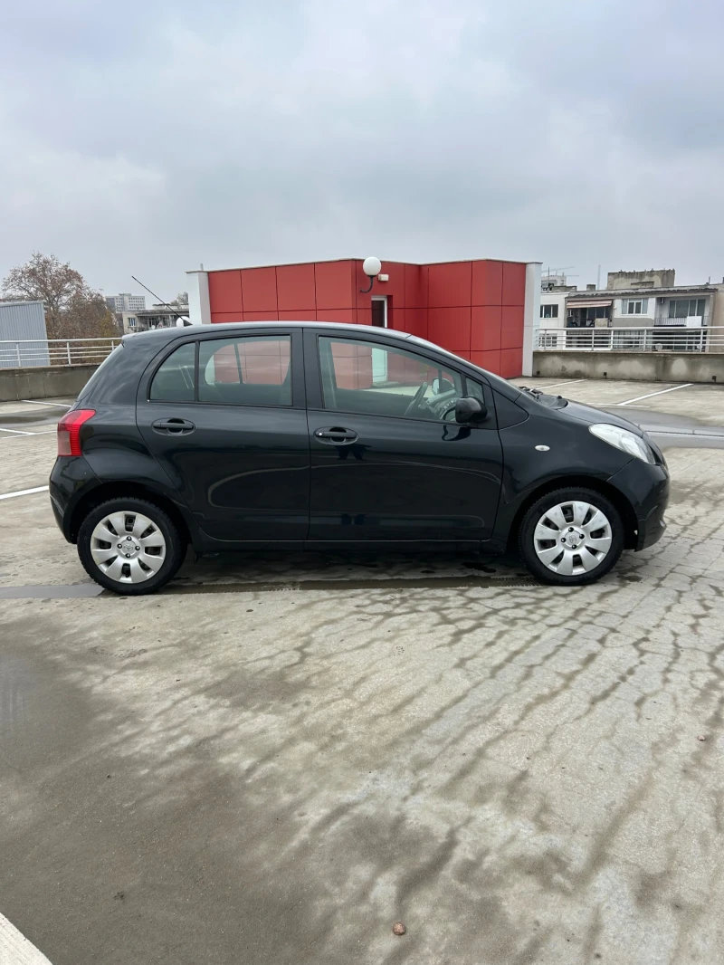 Toyota Yaris БЕНЗИН // 4 ВРАТИ, снимка 2 - Автомобили и джипове - 48223501