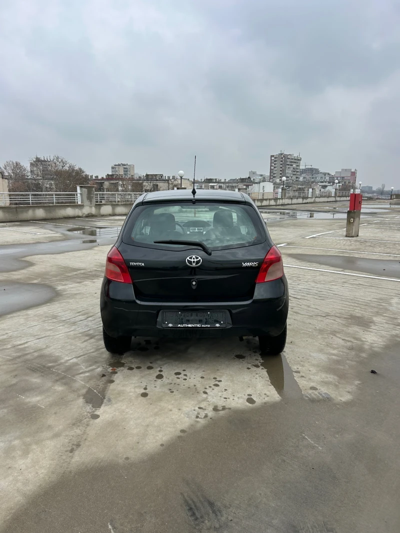 Toyota Yaris БЕНЗИН // 4 ВРАТИ, снимка 4 - Автомобили и джипове - 48223501