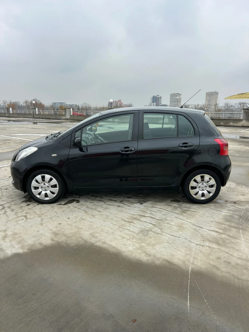 Toyota Yaris БЕНЗИН // 4 ВРАТИ, снимка 6 - Автомобили и джипове - 48223501