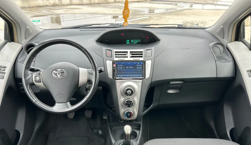 Toyota Yaris БЕНЗИН // 4 ВРАТИ, снимка 15 - Автомобили и джипове - 48223501