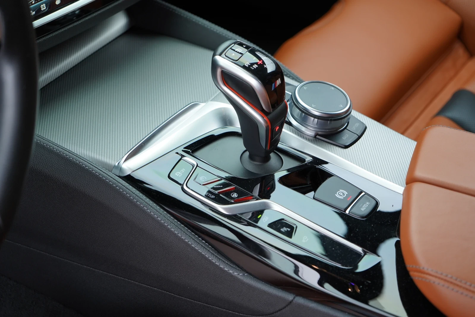 BMW M5 * Drivers Package* Sports exhaust * HUD* M-Seats* , снимка 11 - Автомобили и джипове - 53877994