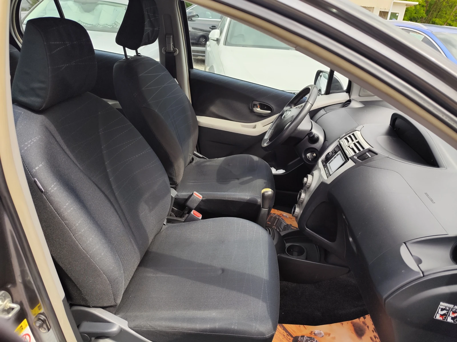 Toyota Yaris 1.3VVT-i* 5 BPATИ* КЛИМАТИК* , снимка 12 - Автомобили и джипове - 54607895