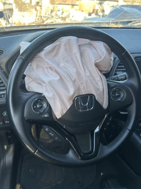 Honda Hr-v 1.5i, снимка 7 - Автомобили и джипове - 53647820