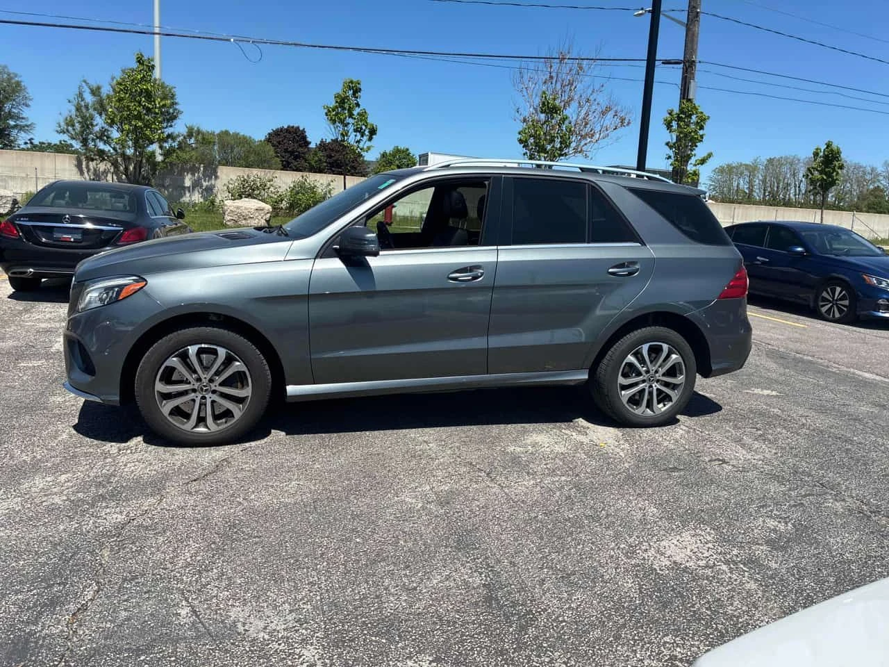 Mercedes-Benz GLE 400 * CARFAX * ПАНОРАМА * 360 КАМЕРА * КЛИП НА МОТОРА, снимка 2 - Автомобили и джипове - 55579769