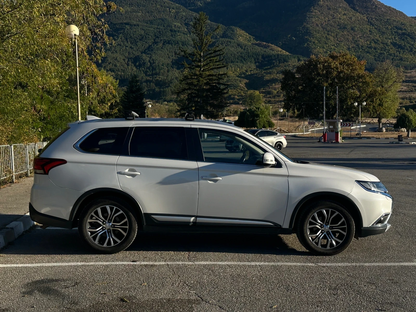 Mitsubishi Outlander, снимка 6 - Автомобили и джипове - 56350512