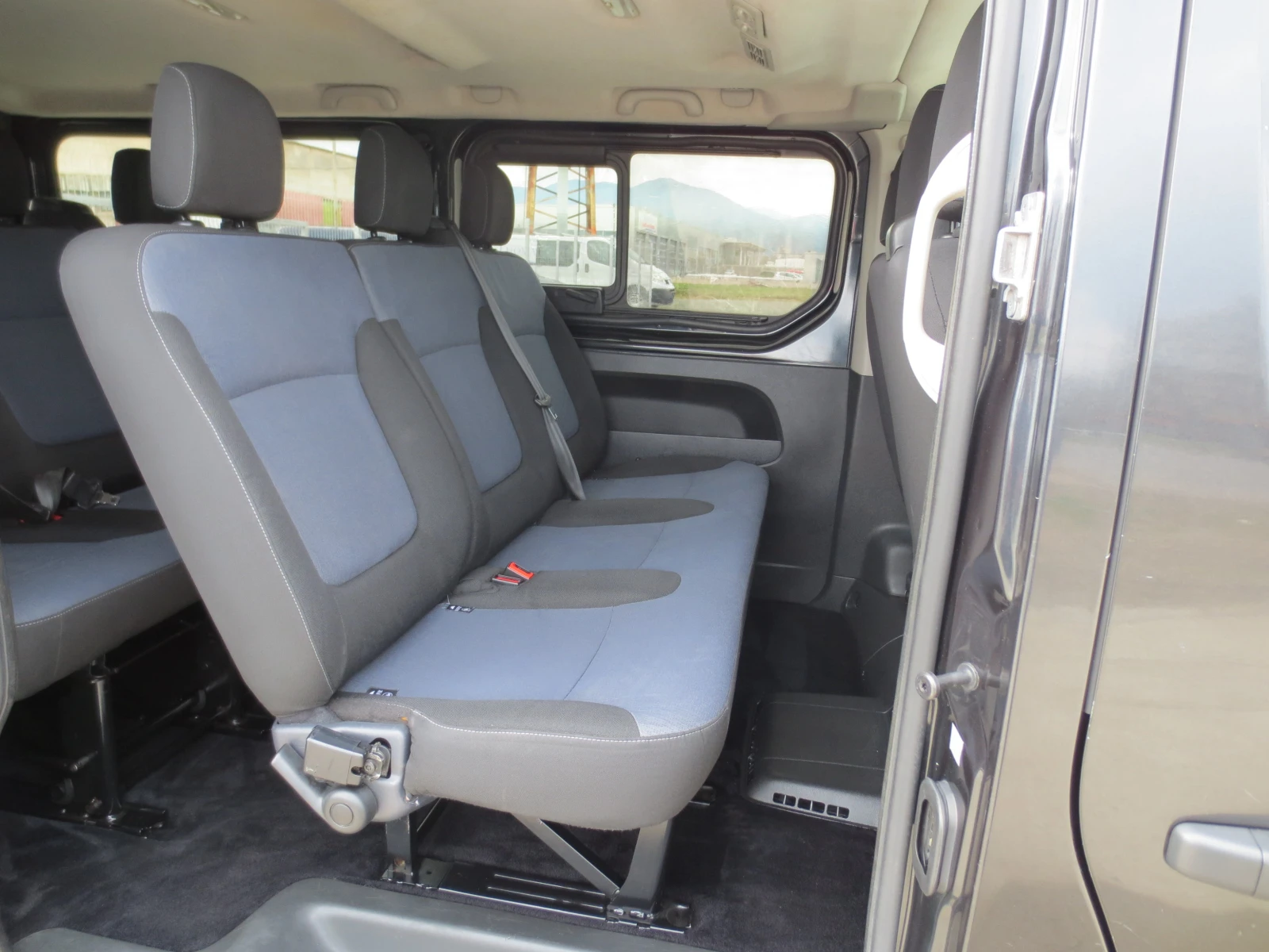 Renault Trafic 1.6 DCI * MAXI* 8+ 1, снимка 14 - Бусове и автобуси - 54056068