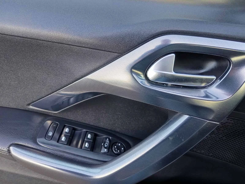 Peugeot 2008 PREMIUM AVTOMAT+ КОЖЕН САЛОН+ СЕРВИЗНА КНИЖКА, снимка 16 - Автомобили и джипове - 52776238