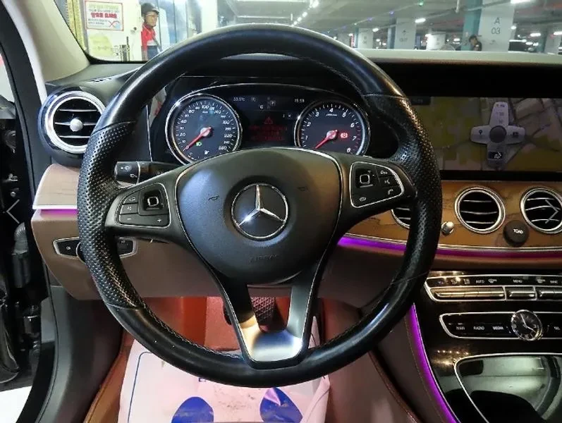 Mercedes-Benz E 300 4Matic Exclusive, снимка 8 - Автомобили и джипове - 55915221