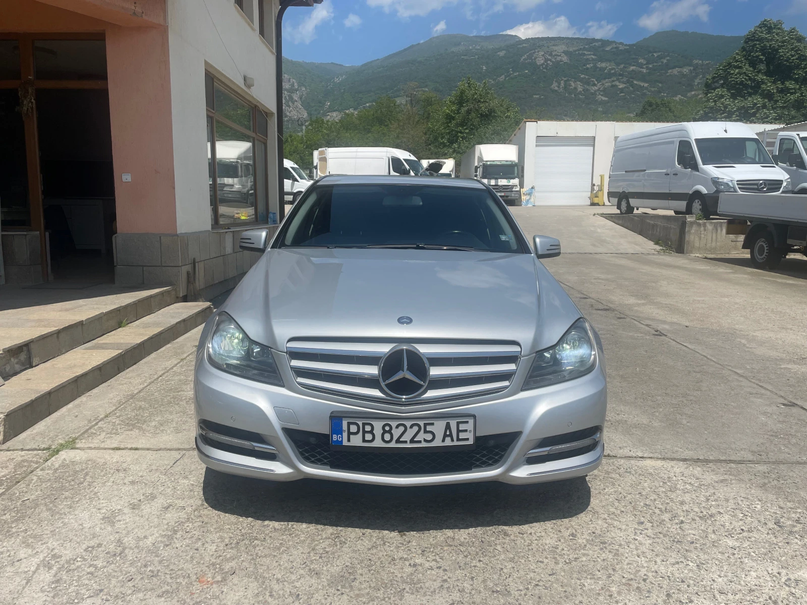 Mercedes-Benz C 220 AVANTGARDE/FACELIFT/NAVI/LED/1-ВИ СОБСТВЕНИК - изображение 2