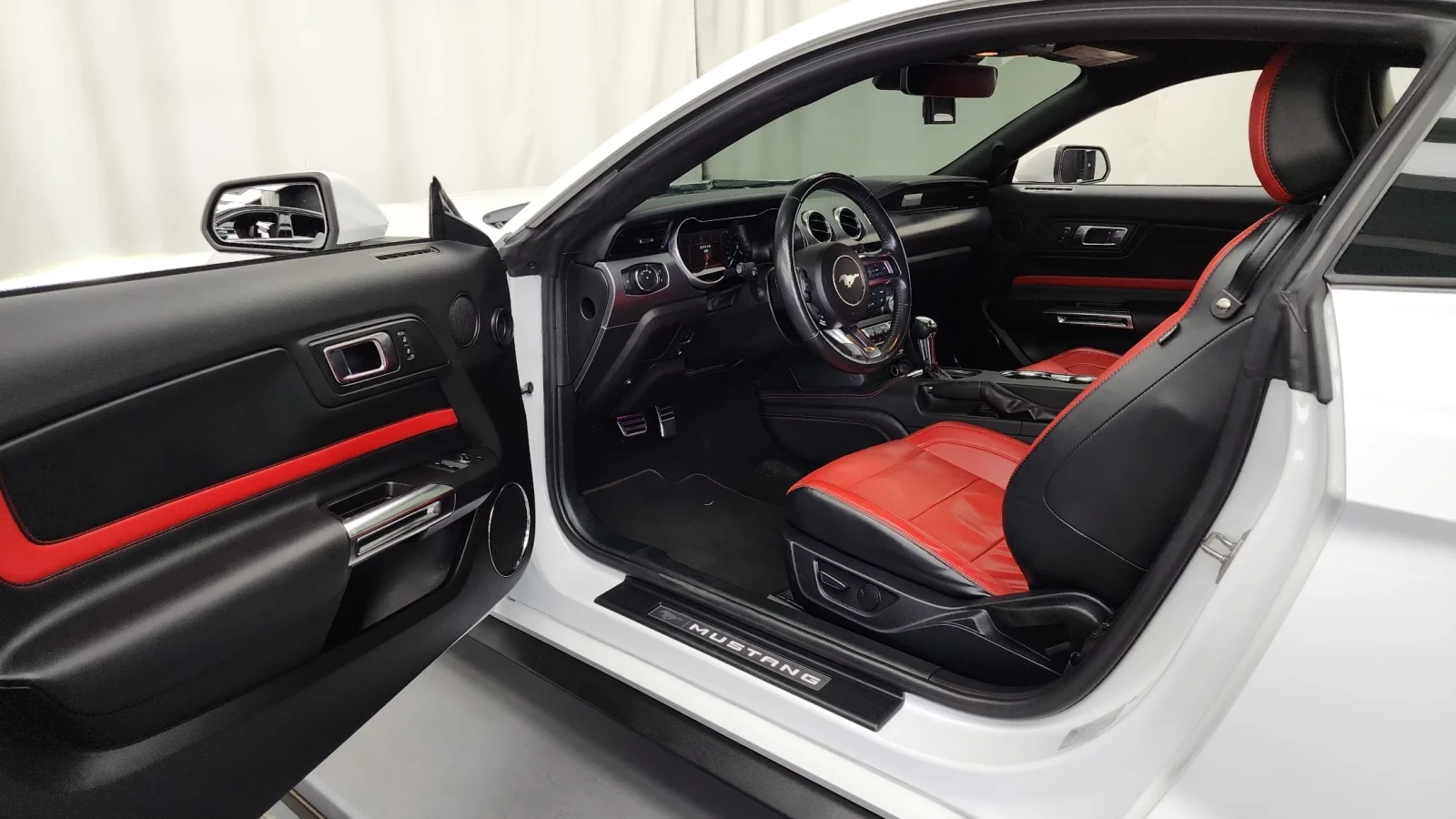 Ford Mustang 2.3L EcoBoost / Navi / Camera, снимка 7 - Автомобили и джипове - 54650562