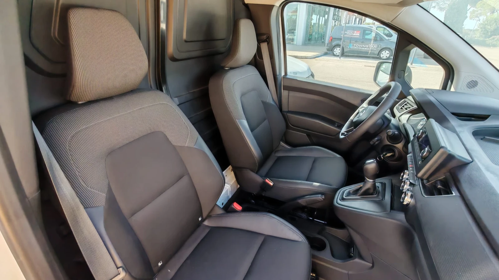 Renault Kangoo ЧИСТО НОВ, снимка 4 - Автомобили и джипове - 55849557