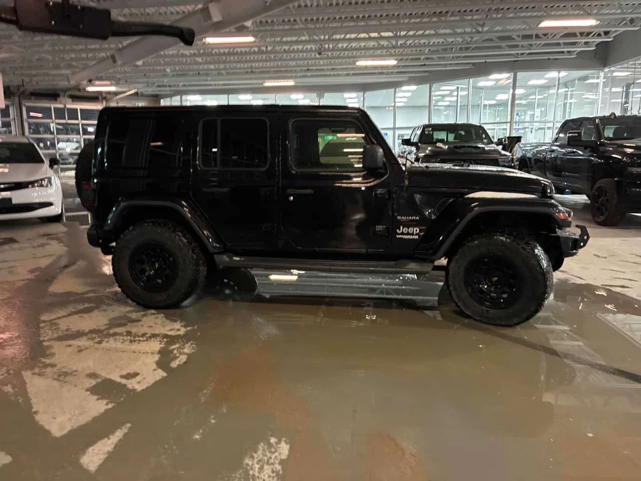 Jeep Wrangler SAHARA * ПОДГРЕВ / КОЖЕН САЛОН / ОТ ПРЕДСТАВИТЕЛВО, снимка 4 - Автомобили и джипове - 54193589