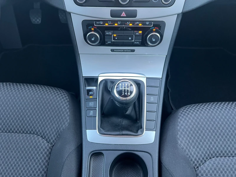 VW Passat B7 2.0TDI, снимка 12 - Автомобили и джипове - 52492393