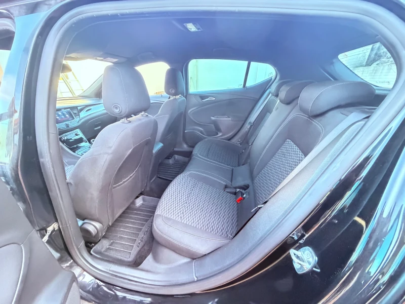 Opel Astra 1.6 CDTI, снимка 14 - Автомобили и джипове - 53076712