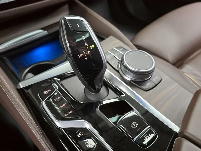 BMW 530E  LUXURY, снимка 9 - Автомобили и джипове - 55363143