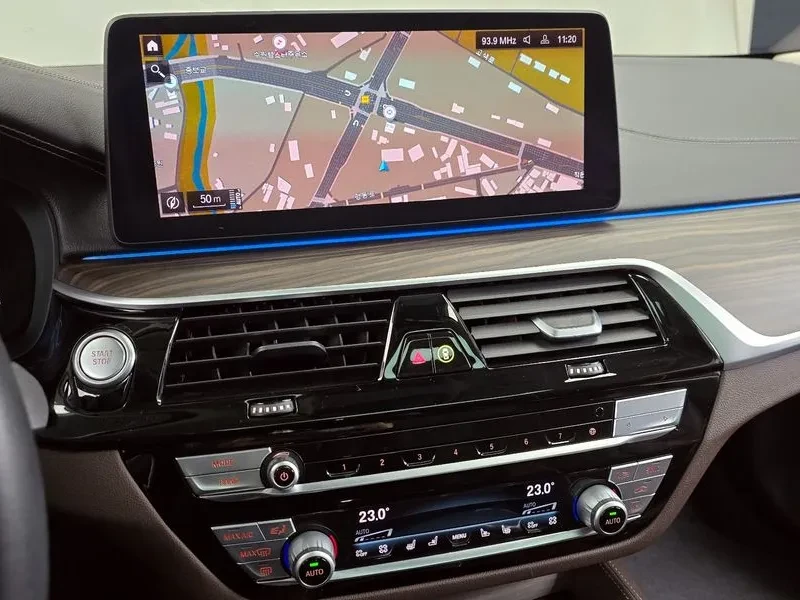 BMW 530E  LUXURY, снимка 14 - Автомобили и джипове - 55363143