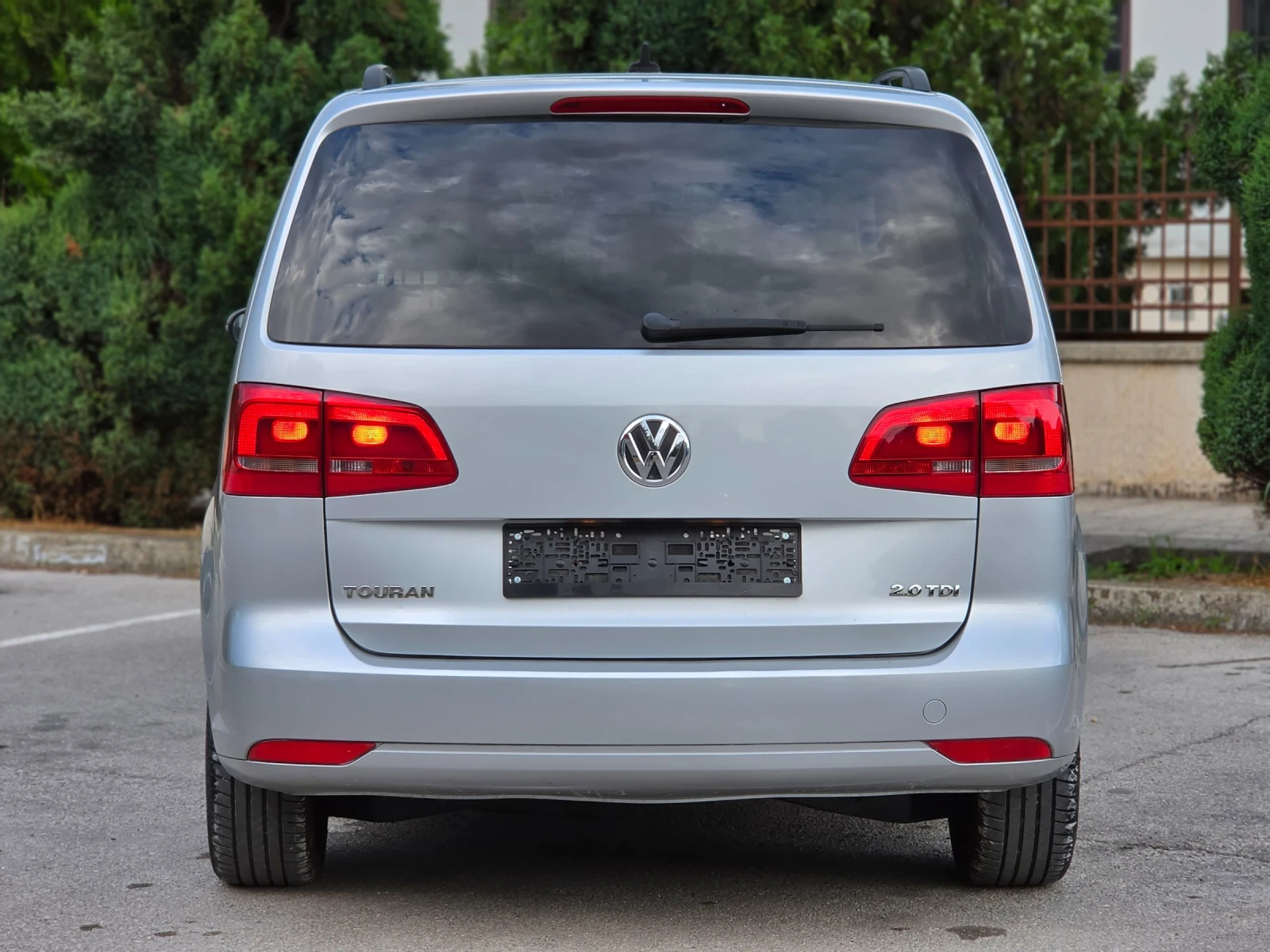 VW Touran 2.0TDI * EURO 5 * НАВИ * ЛИЗИНГ * , снимка 2 - Автомобили и джипове - 54921142
