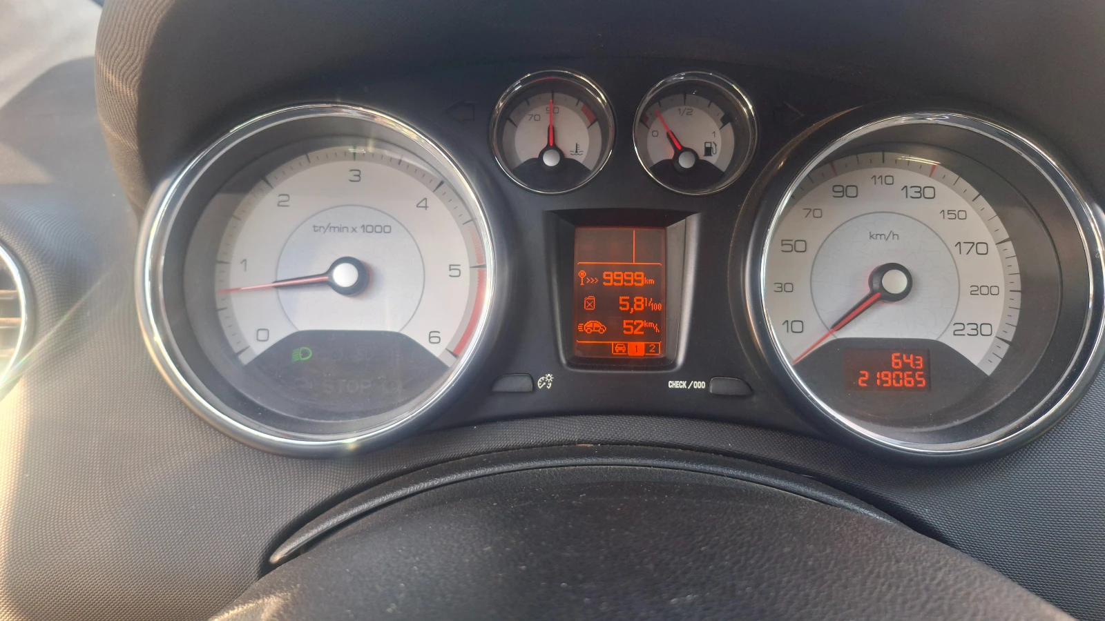 Peugeot 308 1.6 HDI, снимка 8 - Автомобили и джипове - 56243013