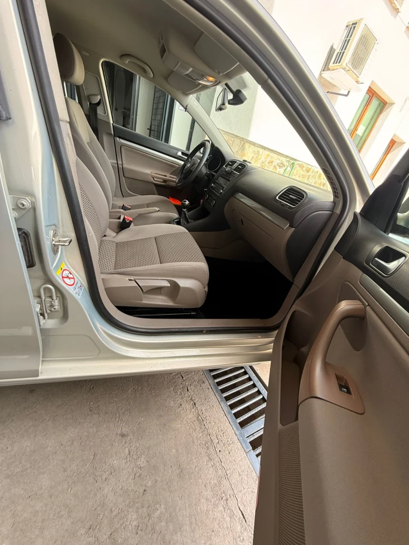 VW Golf 1.6D, снимка 7 - Автомобили и джипове - 52418138