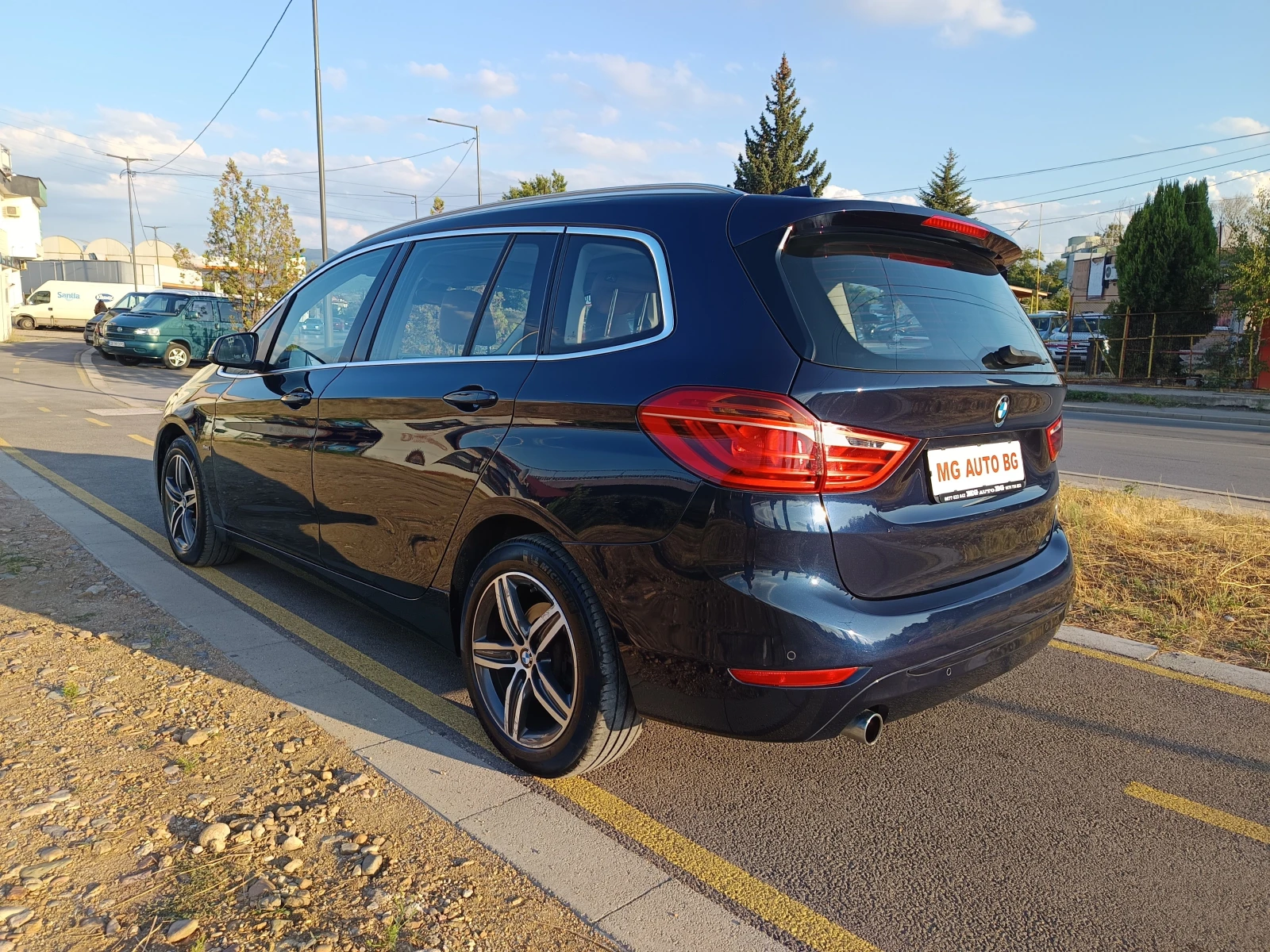 BMW 218 2.0D АВТОМАТИК 7 МЕСТА - изображение 4