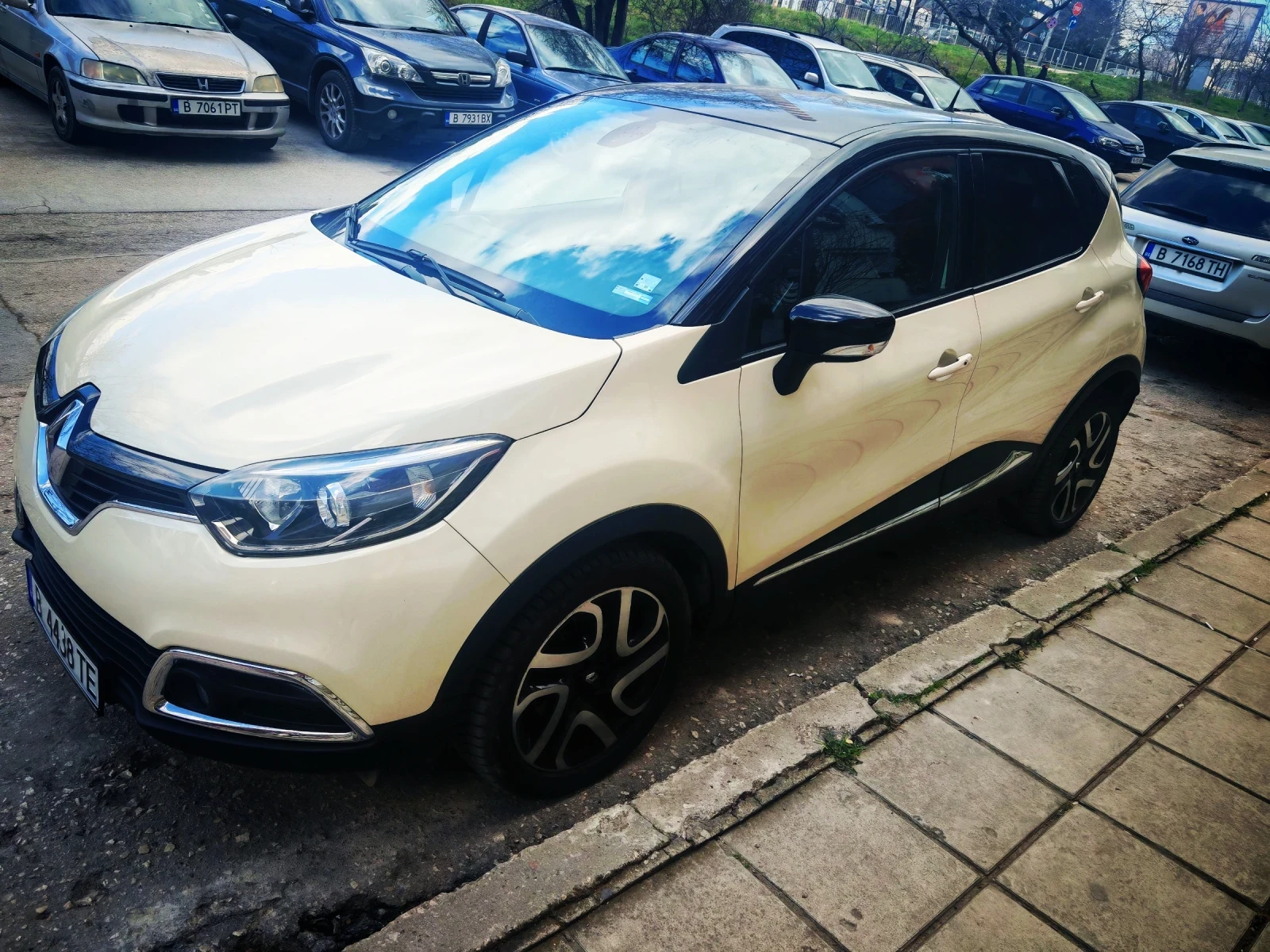 Renault Captur, снимка 3 - Автомобили и джипове - 53744164