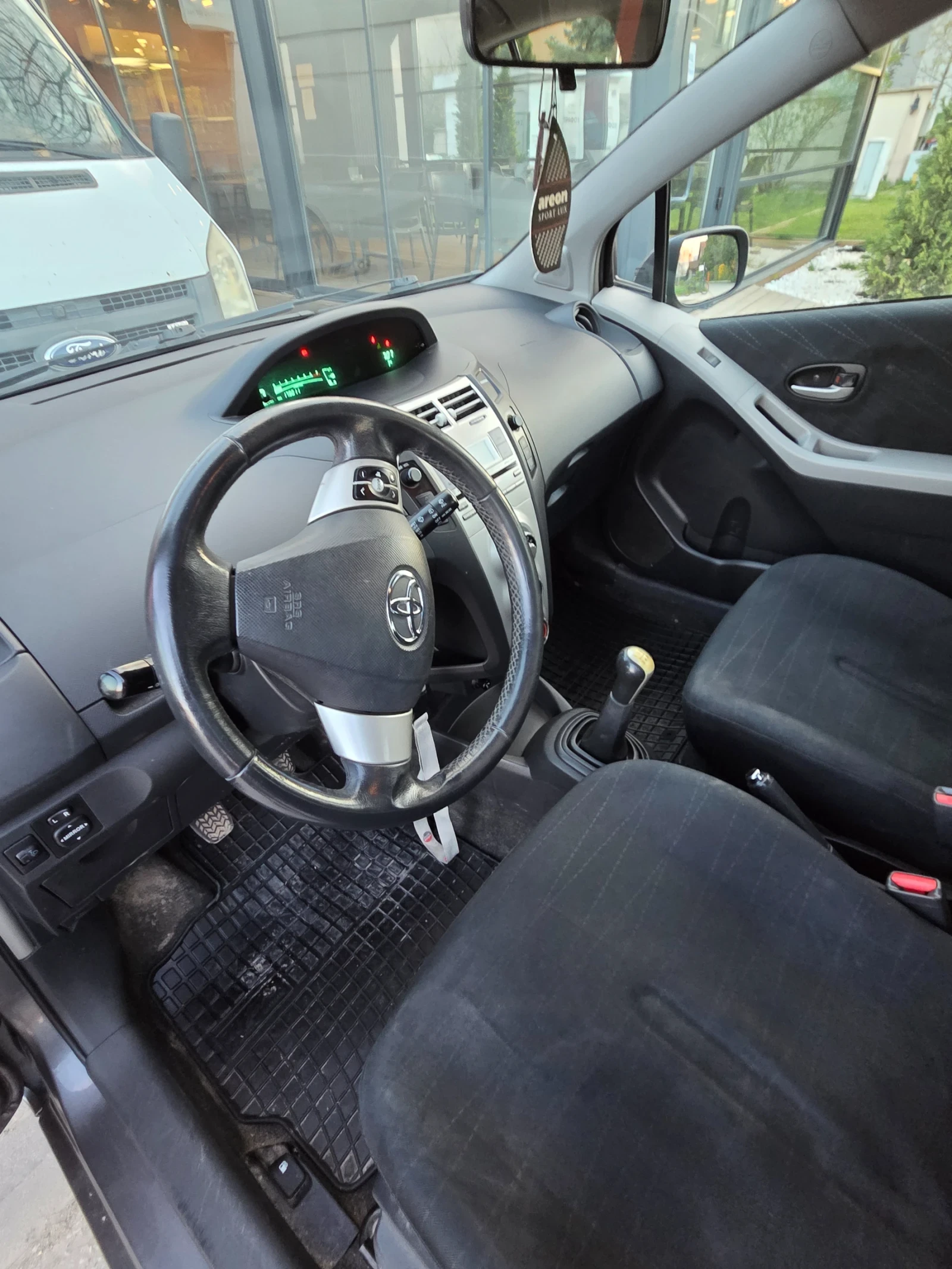 Toyota Yaris, снимка 10 - Автомобили и джипове - 54142069