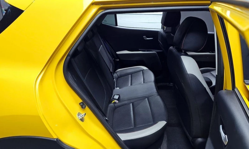 Kia Stonic Diesel 1.6 Prestige * НАЙ-ДОБРА ЦЕНА В БЪЛГАРИЯ* , снимка 11 - Автомобили и джипове - 52112490