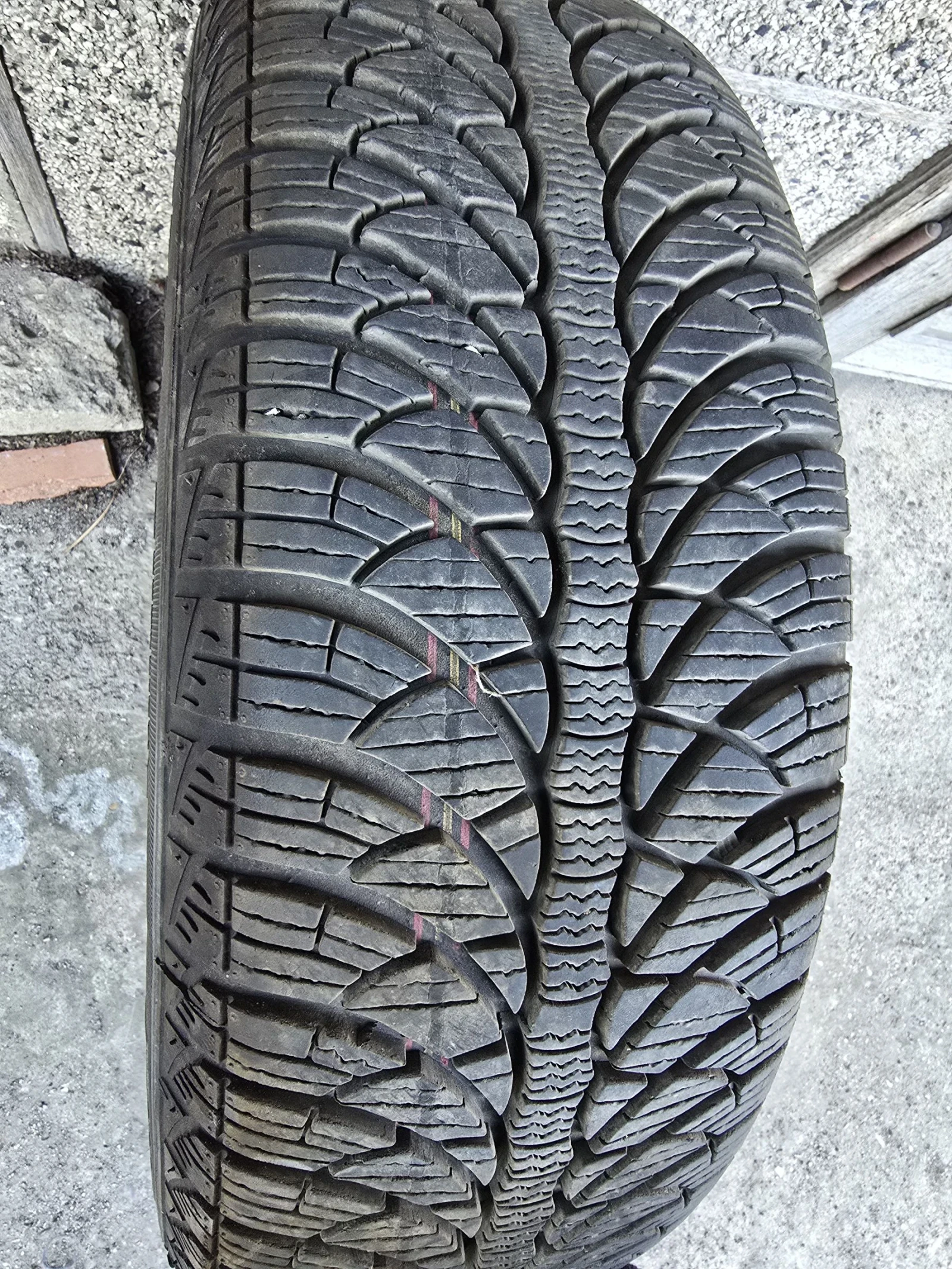 Гуми Зимни 195/65R15, снимка 4 - Гуми и джанти - 54730382