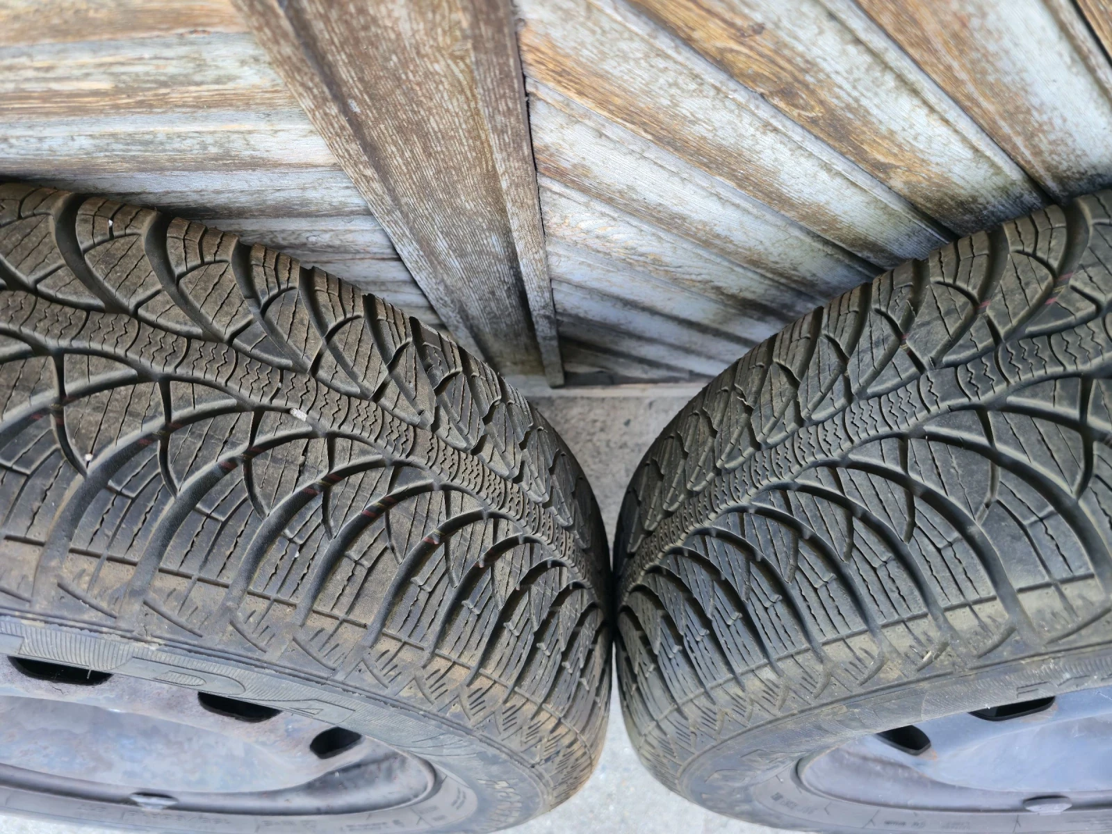 Гуми Зимни 195/65R15, снимка 2 - Гуми и джанти - 54730382