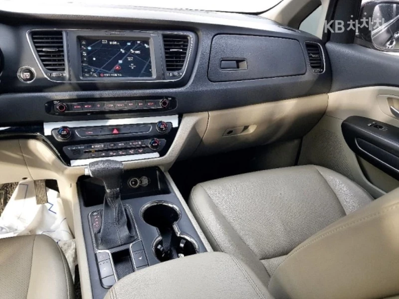 Kia Carnival 2019, снимка 9 - Автомобили и джипове - 51664983