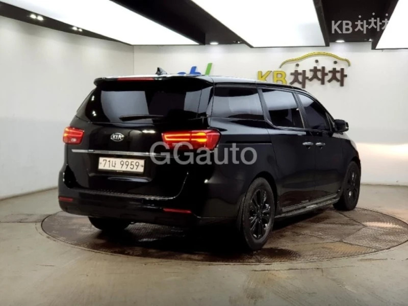 Kia Carnival 2019, снимка 4 - Автомобили и джипове - 51664983