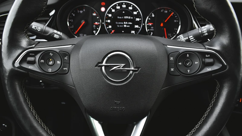 Opel Insignia Sports Tourer 2.0 CDTi Business Innovation, снимка 13 - Автомобили и джипове - 53075633