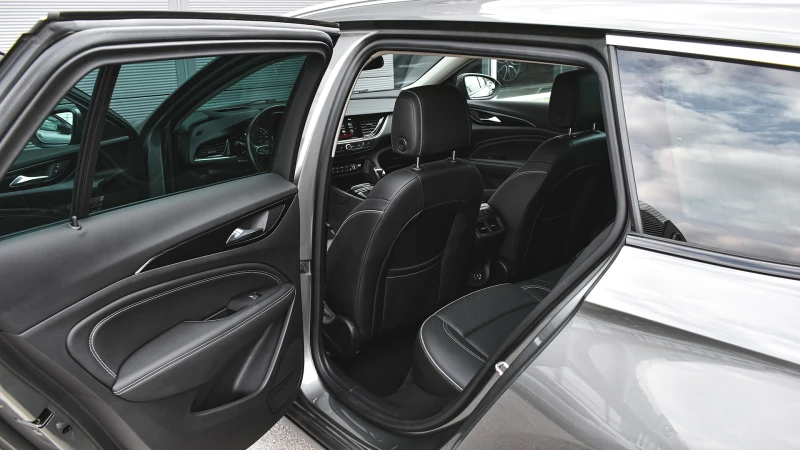 Opel Insignia Sports Tourer 2.0 CDTi Business Innovation, снимка 9 - Автомобили и джипове - 53075633