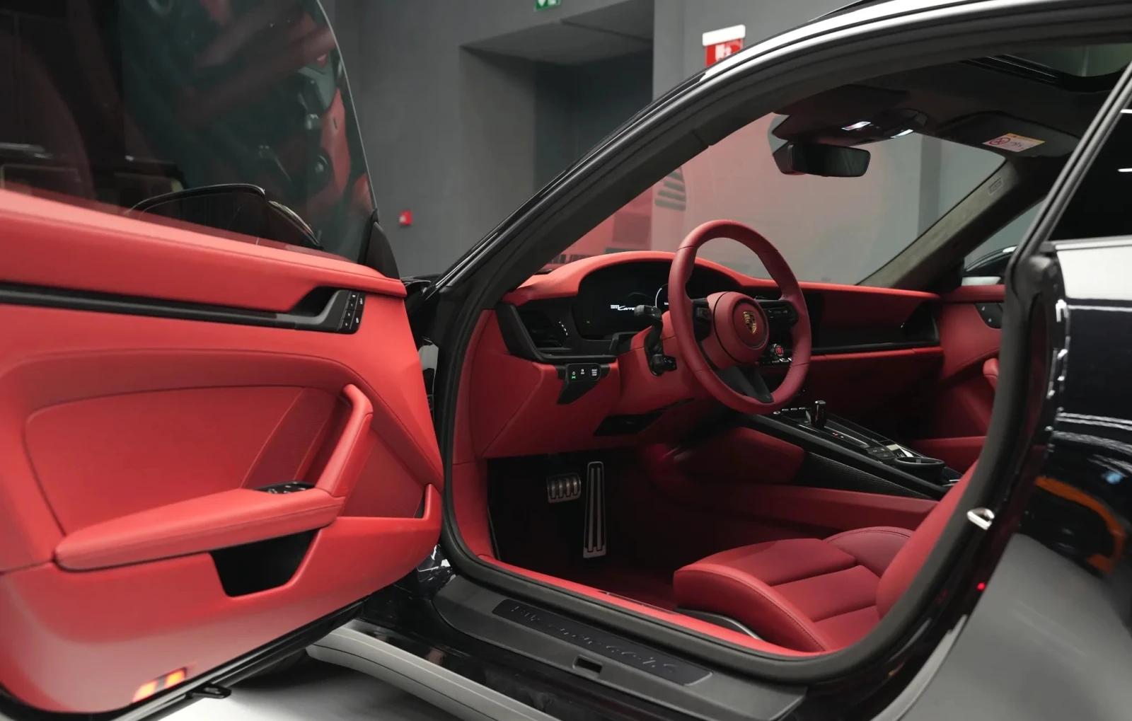 Porsche 911 Carrera 4 GTS 3.6 T-Hybrid - изображение 5