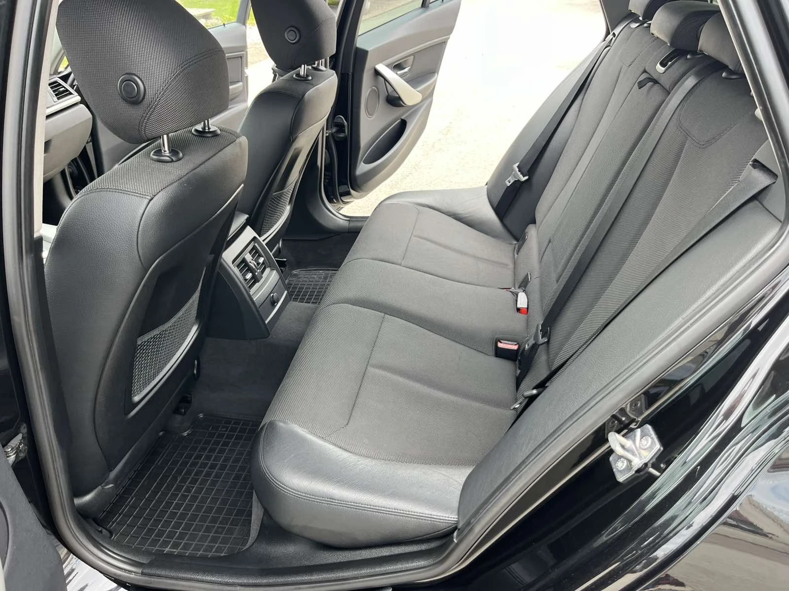 BMW 320 2.0d 184кс 8 ск. КСЕНОН РЕГИСТРИРАНО ОБСЛУЖЕНО, снимка 9 - Автомобили и джипове - 54761879