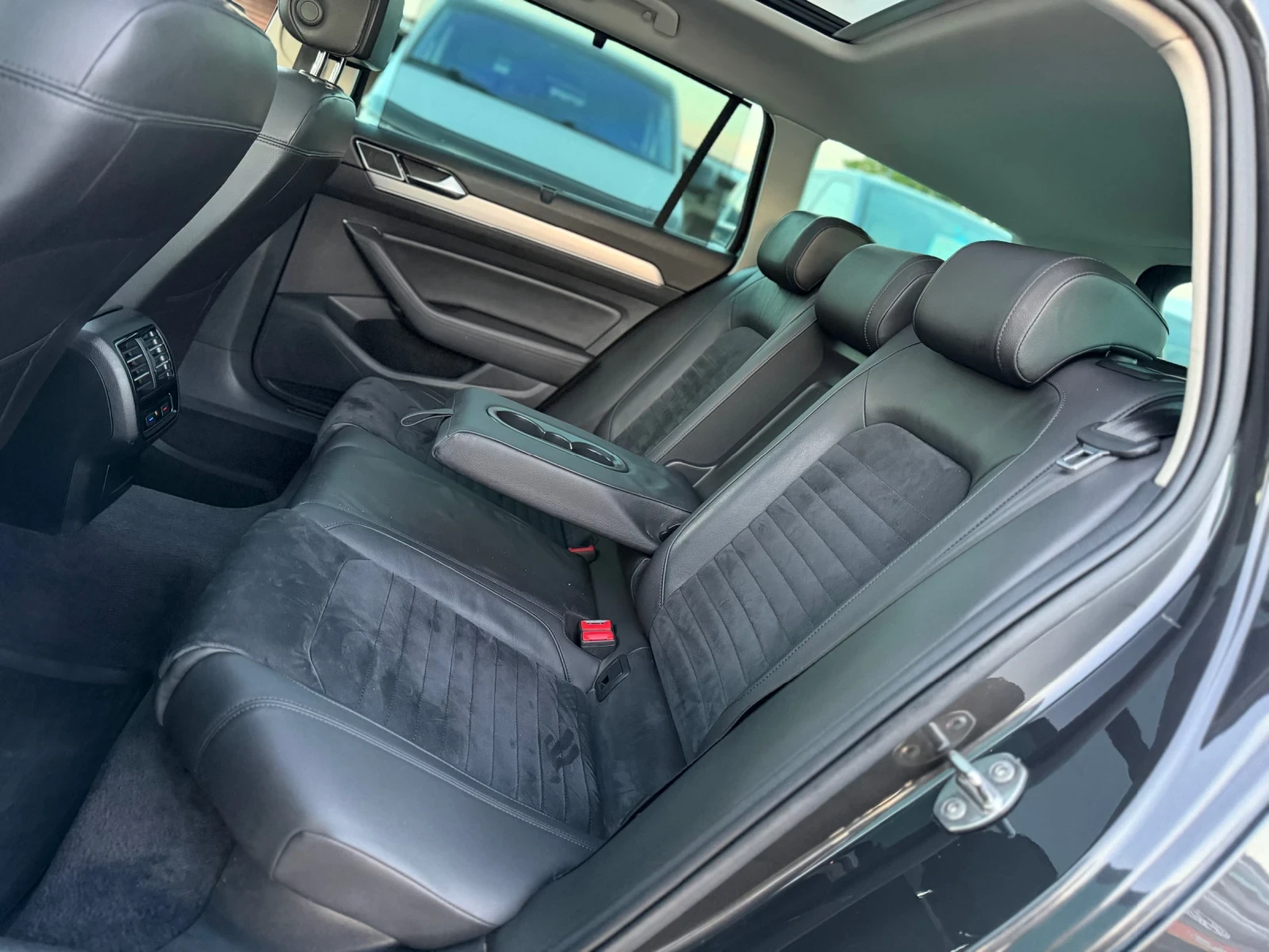 VW Passat 2.0TDI 150кс DSG R-LINE DIGITAL ПАНОРАМА FULL, снимка 11 - Автомобили и джипове - 56093954