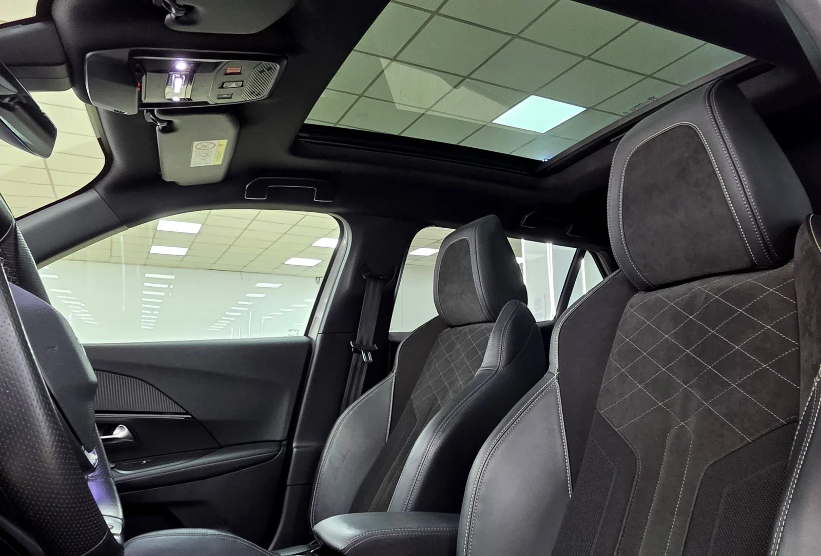 Peugeot 2008 GT line/27 хил КМ/ГАРАНЦИОНЕН, снимка 8 - Автомобили и джипове - 53834926