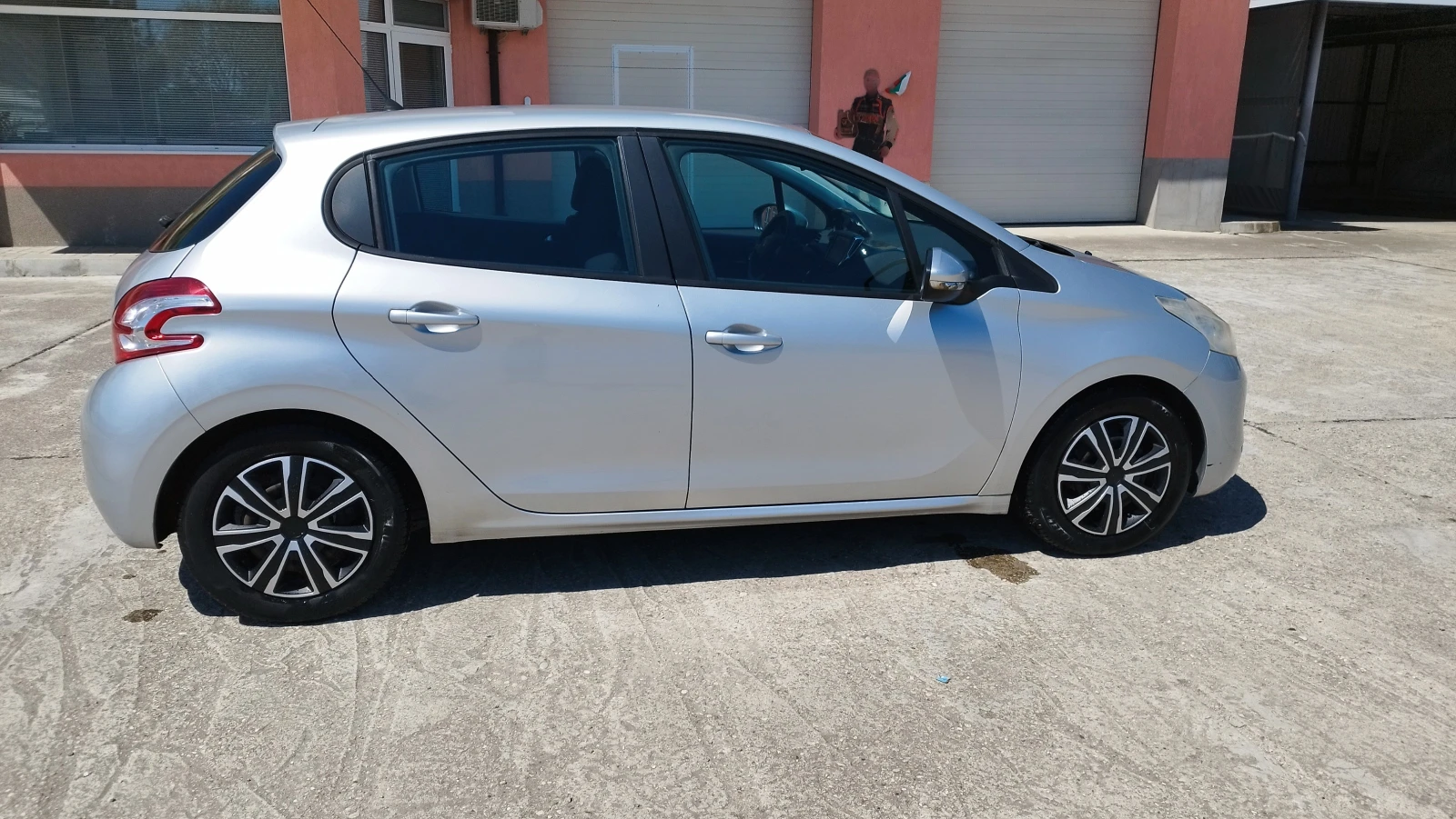 Peugeot 208 1.6eHDI, снимка 5 - Автомобили и джипове - 54542850