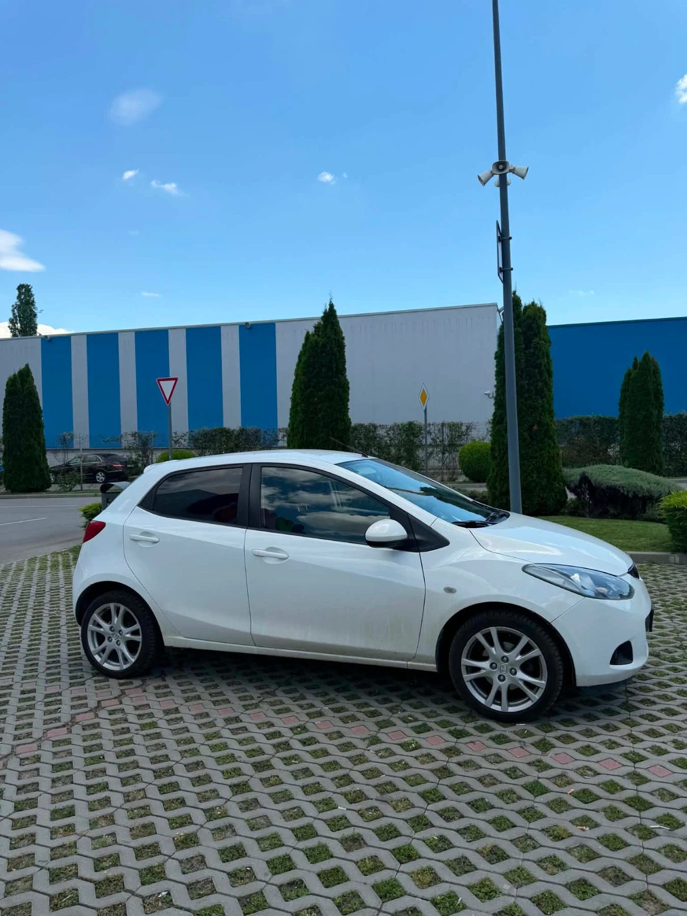 Mazda 2 1.5i AUTOMATIC, снимка 4 - Автомобили и джипове - 55186363