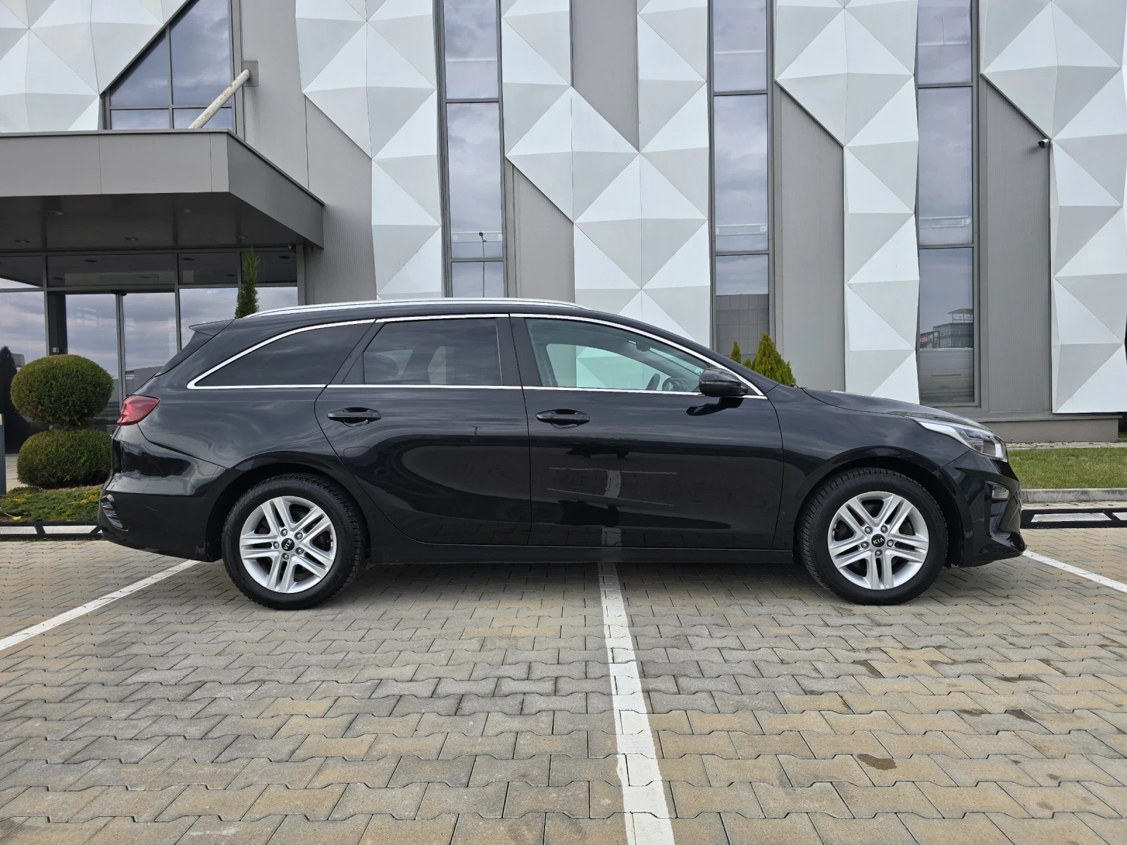 Kia Ceed 1.6CRDI Mild hybrid.Distronic.Keyless - изображение 4