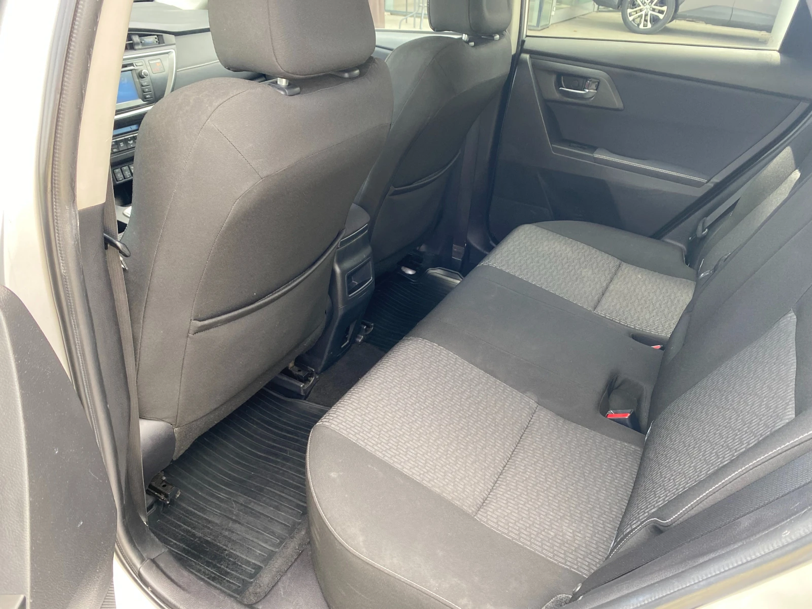 Toyota Auris 2.0D-4D MT, снимка 12 - Автомобили и джипове - 54563507