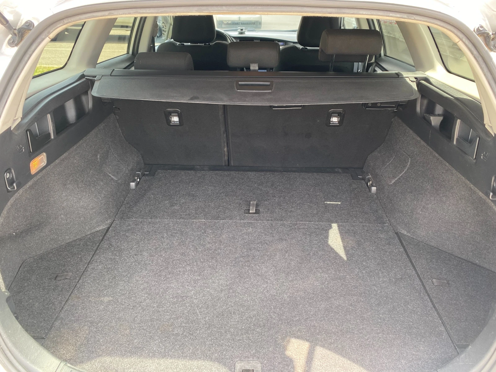 Toyota Auris 2.0D-4D MT, снимка 9 - Автомобили и джипове - 54563507